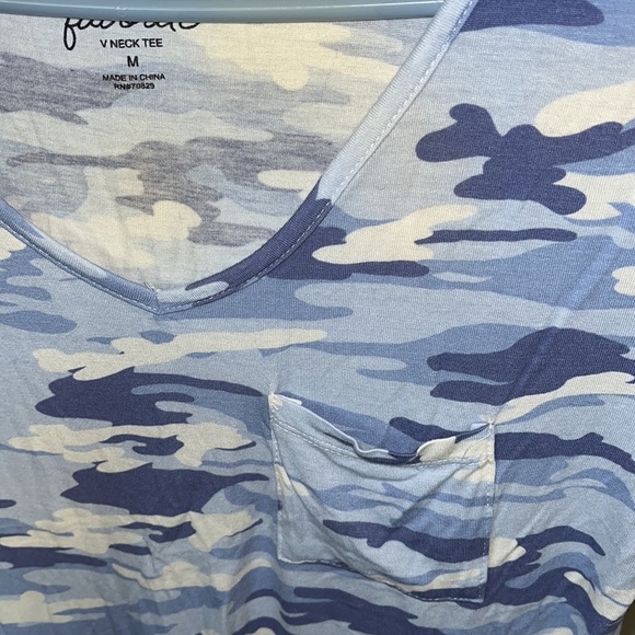 Rue21 Blue Camo V-neck Pocket T-Shirt - Picture 3 of 5